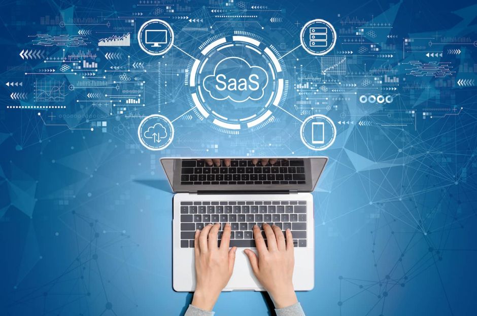 SaaS - Software-as-a-Service-Konzept, bei dem der Nutzer einen Laptop benutzt